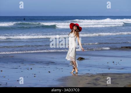 Atemberaubende Frau sonnt sich in der Nähe eines Piers, unter klarem blauem Himmel und genießt die Ruhe eines perfekten Tages am Meer, La Jolla, United Sta Stockfoto