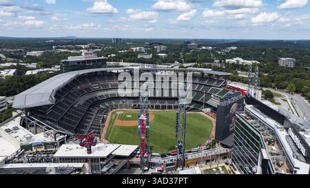 Ein Blick aus der Vogelperspektive auf den Truist Park zeigt ein modernes Baseballstadion in der Vorstadtlandschaft von Cobb County. Umgeben von Battery Atlanta Stockfoto