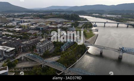 Ein Blick aus der Vogelperspektive von Chattanooga zeigt die Lage der Stadt am Tennessee River, eingebettet zwischen Bergen und Bergrücken. Bekannt als die malerische Stadt Stockfoto