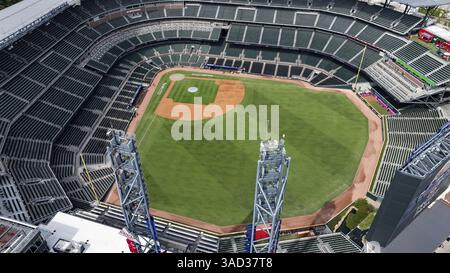 Ein Blick aus der Vogelperspektive auf den Truist Park zeigt ein modernes Baseballstadion in der Vorstadtlandschaft von Cobb County. Umgeben von Battery Atlanta Stockfoto
