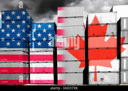 Gestapelte Container in US- und kanadischen Nationalfarben, symbolischer Fotozoll-Streit zwischen den USA und Kanada, Fotomontage Stockfoto