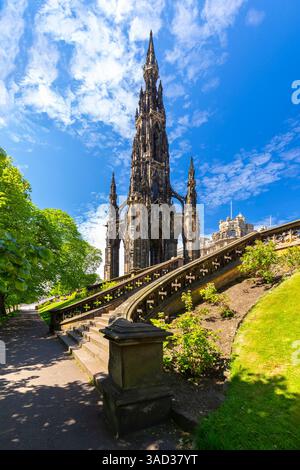 Blick auf das Scott Monument von Princes Street Gardens im Frühling. Edinburgh, Schottland, Vereinigtes Königreich, Europa. Stockfoto