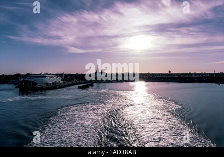 Schöner heller Sonnenuntergang auf dem Meer und Wellen vom Schiff. Bornholm, Dänemark - 10. Juli 2024 Stockfoto