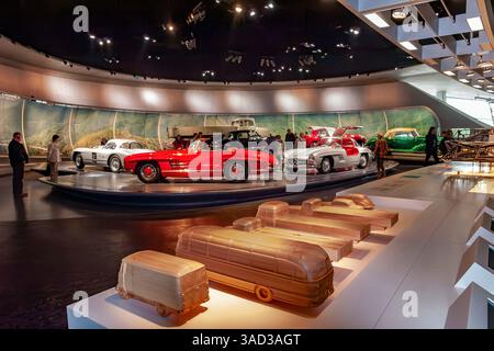 Deutschland, Baden-Württemberg, Stuttgart-Untertürkheim, Mercedes-Benz Museum, Saal 4, 300 SL Roadster, 300 SL Coupé Stockfoto