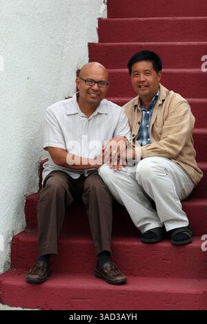 25. August 2011 - Oakland, CA, USA - verheiratetes Paar Raul Sinense, links, und Peter Gee, gezeigt in Oakland, Kalifornien, am 25. August 2011 profitieren sie von einer neuen Politik, die die Einwanderungsbeamten anweist, Abschiebungen zu priorisieren, wobei Menschen mit starken Familienbanden eine niedrige Priorität haben. Sinense ist ein philippinischer Staatsangehöriger, der seit 15 Jahren in den USA lebt, aber 2009 mit Abschiebeverhandlungen konfrontiert wurde. (Kreditbild: © Anda Chu/San Jose Mercury News/MCT/ZUMAPRESS.com) Stockfoto