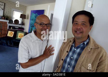 25. August 2011 - Oakland, CA, USA - verheiratetes Paar Raul Sinense, links, und Peter Gee, gezeigt in Oakland, Kalifornien, am 25. August 2011 profitieren sie von einer neuen Politik, die die Einwanderungsbeamten anweist, Abschiebungen zu priorisieren, wobei Menschen mit starken Familienbanden eine niedrige Priorität haben. Sinense ist ein philippinischer Staatsangehöriger, der seit 15 Jahren in den USA lebt, aber 2009 mit Abschiebeverhandlungen konfrontiert wurde. (Kreditbild: © Anda Chu/San Jose Mercury News/MCT/ZUMAPRESS.com) Stockfoto