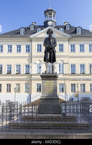 Denkmal für Christian Gellert vor dem Rathaus auf dem Marktplatz von Hainichen, Sachsen, Deutschland, Europa Stockfoto