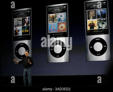5. Oktober 2011 - (Datei Foto) STEVE JOBS - der Mann, der uns das iPhone, den iPod und den iMac brachte - ist gestorben. Der Mitbegründer von Apple Computers war 56 Jahre alt. Jobs hatten seit Jahren mit einer seltenen Form von Bauchspeicheldrüsenkrebs zu kämpfen. Im August trat er aus dem Amt des Apple CEO zurück ABBILDUNG: 8. September 2009 – San Francisco, Kalifornien, USA – STEVE JOBS präsentiert die neuen Produktänderungen von Apple für den iPod Nano auf einer Presseveranstaltung im Yerba Buena Center for the Arts. (Credit Image: © Josie Lepe/San Jose Mercury News/MCT/ZUMAPRESS.com) Stockfoto