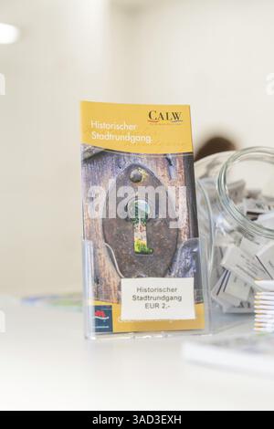Broschüre für historische Stadtführungen in Calw mit Keyhole-Motiv im Broschürenstand, Calw Tourist Information Centre, Schwarzwald, Deutschland, Europa Stockfoto