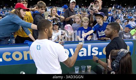 20. September 2011 – Kansas City, MO, USA – die Zwillinge Markieff Morris, links, der für die Houston Rockets spielt, und Markieff Morris, der für die Phoenix Suns spielt, unterzeichneten Autogramme, nachdem sie am 20. September 2011 im Kauffman Stadium in Kansas City, Missouri die ersten Plätze vor dem Baseballspiel zwischen den Kansas City Royals und Detroit Tigers ausgeschossen hatten. (Bild: © John Sleezer/Kansas City Star/MCT/ZUMAPRESS.com) Stockfoto