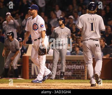 20. September 2011 – Chicago, IL, USA – Chicago Cubs Starting Pitcher Randy Wells (36) geht zurück zum Hügel, als Milwaukee Brewers Corey Hart (1) im dritten Inning im Wrigley Field Tuesday, 20. September 2011 in Chicago, Illinois, erzielte. (Bild: © Chris Sweda/Chicago Tribune/MCT/ZUMAPRESS.com) Stockfoto