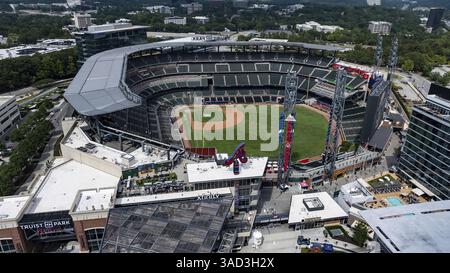 Ein Blick aus der Vogelperspektive auf den Truist Park zeigt ein modernes Baseballstadion in der Vorstadtlandschaft von Cobb County. Umgeben von Battery Atlanta Stockfoto