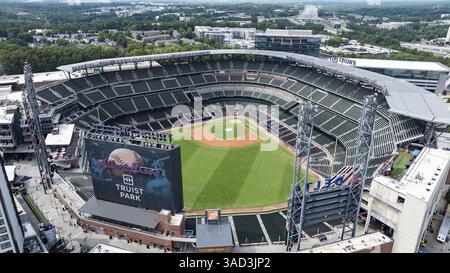 Ein Blick aus der Vogelperspektive auf den Truist Park zeigt ein modernes Baseballstadion in der Vorstadtlandschaft von Cobb County. Umgeben von Battery Atlanta Stockfoto