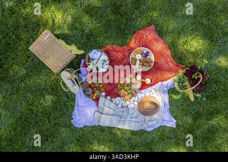 Ein lebhaftes Herbstpicknick bietet farbenfrohe foodsâ, saisonale Kürbisse, Äpfel, Wurstwaren, frisches Brot, Käse, und warme Getränke. Umgeben Stockfoto