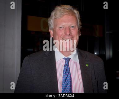 13. Oktober 2011 – Toronto, Ontario, Kanada – DAVID MILLER, ehemaliger Bürgermeister der Stadt Toronto, nimmt an dem 12. Jährlichen Environmental Based Planet in Focus Film Teil und eröffnet ihn mit der Präsentation von C. Paynes „Revenge of the Electric Car“. Das Planet in Focus International Film Festival findet bis zum 16. Oktober 2011 statt. (Bild: © Chris Drost/ZUMAPRESS.com) Stockfoto
