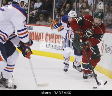 13. Oktober 2011 - St. Paul, MN, USA - Ryan Nugent-Hopkins der Edmonton Oilers jagt Dany Heatly (15) von den Minnesota Wild nach, während er in der ersten Periode im Xcel Center in St. Paul, Minnesota, am Donnerstag, den 13. Oktober 2011 angreift. (Bild: © Richard Tsong-Taatarii/Minneapolis Star Tribune/MCT/ZUMAPRESS.com) Stockfoto