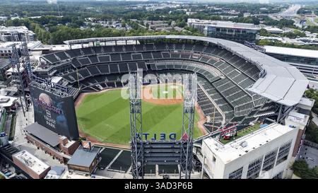 Ein Blick aus der Vogelperspektive auf den Truist Park zeigt ein modernes Baseballstadion in der Vorstadtlandschaft von Cobb County. Umgeben von Battery Atlanta Stockfoto