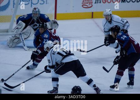 Kyle Quincey (27), Verteidiger der Colorado Avalanche, wirft in der zweiten Periode den Puck von Mike Richards (10) aus L.A. King. (Kreditbild: © Derek Regensburger/Cal Sport Media/ZUMAPRESS.com) Stockfoto
