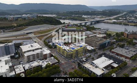 Ein Blick aus der Vogelperspektive von Chattanooga zeigt die Lage der Stadt am Tennessee River, eingebettet zwischen Bergen und Bergrücken. Bekannt als die malerische Stadt Stockfoto