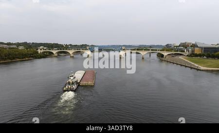 Ein Blick aus der Vogelperspektive von Chattanooga zeigt die Lage der Stadt am Tennessee River, eingebettet zwischen Bergen und Bergrücken. Bekannt als die malerische Stadt Stockfoto