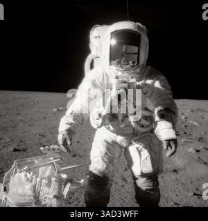 3. November 2011 - Mond, Lower Earth Orbit - DATEI Astronaut ALAN L. BEAN, Pilot des Mondmoduls, hält während des Apollo 12-Weltraumwandels auf der Mondoberfläche in der Nähe eines Werkzeugträgers an. Commander Charles Conrad Jr., der das Schwarzweißfoto gemacht hat, spiegelt sich in Beans Helmvisier wider. (Credit Image: © NASA/ZUMAPRESS.com) Stockfoto