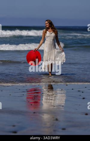 Atemberaubende Frau sonnt sich in der Nähe eines Piers, unter klarem blauem Himmel und genießt die Ruhe eines perfekten Tages am Meer, La Jolla, United Sta Stockfoto