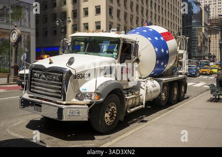 New York, USA - 21. Mai 2024: Großer amerikanischer Betonmischer auf der Straße von Manhattan, New York City Stockfoto