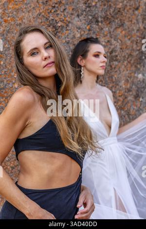 In Fredericksburg, Vereinigte Staaten von Amerika, treffen zwei atemberaubende Models ihre Posen inmitten der üppigen Wandteppiche und der Schönheit der Natur Stockfoto