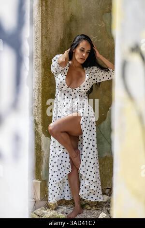 Ein wunderschönes lateinisches Model posiert in einer verlassenen Hacienda in der mexikanischen Provinz Yucatan, Mexiko, Mittelamerika Stockfoto