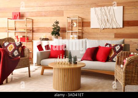 Stilvolle Einrichtung des modernen Wohnzimmers mit wunderschönem Weihnachtsdekor Stockfoto