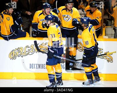 15. November 2011: Nashville, Tennessee, Vereinigte Staaten von Amerika - Nashville Predators Linksflügel Colin Wilson (33) und Predators Right Wing Martin Erat (10) feiern mit Teamkollegen nach einem Tor von Wilson in der 3. Periode eines NHL-Spiels zwischen den Nashville Predators und den Washington Capitals in der Bridgestone Arena in Nashville. Die Predators gewannen das Spiel mit 3:1. (Bild: © Mike Strasinger/Southcreek/ZUMAPRESS.com) Stockfoto