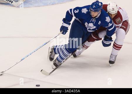 15. November 2011: Toronto, Ontario, Kanada - Toronto Maple Leafs Defenceman DION PHANEUF(3) wird von Phoenix Coyotes Stürmer TAYLOR PYATT (14) in der 2. Periode eng beschattet. Die Phoenix Coyotes führen die Toronto Maple Leafs 2–0 nach zwei Perioden im Air Canada Centre an. (Bild: © Keith Hamilton/Southcreek/ZUMAPRESS.com) Stockfoto