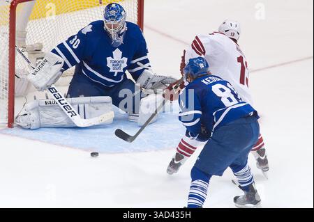 15. November 2011: Toronto, Ontario, Kanada – Toronto Maple Leafs Torhüter Ben Scrivens (30) spart in der 2. Phase gegen Ray Whitney (13) der Phoenix Coyotes. Die Phoenix Coyotes führen die Toronto Maple Leafs 2–0 nach zwei Perioden im Air Canada Centre an. (Bild: © Keith Hamilton/Southcreek/ZUMAPRESS.com) Stockfoto