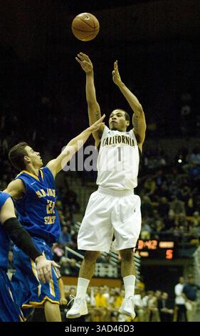 7. Dezember 2011 - Berkeley, CA, USA - Justin Cobbs (1) schießt in der ersten Halbzeit am Mittwoch, den 7. Dezember 2011, im Haas Pavilion in Berkeley, Kalifornien über den Verteidiger des Bundesstaates San Jose, D.J. Brown. (Bild: © D. Ross Cameron/Oakland Tribune/MCT/ZUMAPRESS.com) Stockfoto