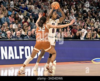Tampa, Usa. April 2025. Joyce Edwards (8) wird in der ersten Halbzeit von der texanischen Garde Ndjakalenga Mwenentanda (32) während der Finalrunde des NCAA Women's Basketball Turniers in der Amalie Arena in Tampa, Florida, bewacht 2025. Foto: Steve Nesius/UPI. Quelle: UPI/Alamy Live News Stockfoto