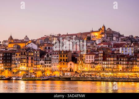 Ragelo-Boote auf dem Fluss Douro, Porto, Portugal. Stockfoto