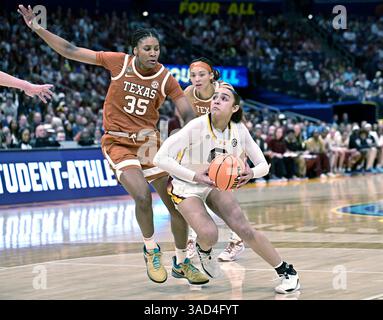 Tampa, Usa. April 2025. Tessa Johnson (5) wird in der ersten Halbzeit von Texas Stürmer Madison Booker (35) während der Finalrunde des NCAA Women's Basketball Turniers in der Amalie Arena in Tampa, Florida, bewacht 2025. Foto: Steve Nesius/UPI Credit: UPI/Alamy Live News Stockfoto