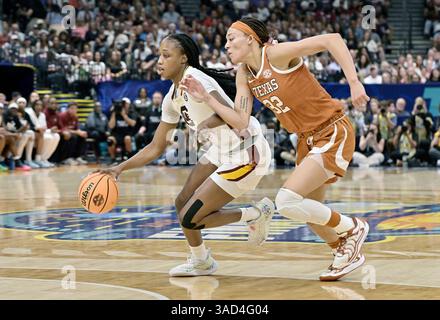 Tampa, Usa. April 2025. Die US-amerikanische Wache Te-Hina Paopao (0) wird in der ersten Halbzeit von der texanischen Wache Ndjakalenga Mwenentanda (32) während der Finalrunde des NCAA Women's Basketball Turniers in der Amalie Arena in Tampa, Florida, bewacht 2025. Foto: Steve Nesius/UPI Credit: UPI/Alamy Live News Stockfoto