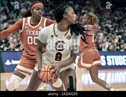 Tampa, Usa. April 2025. Joyce Edwards (8) wird in der ersten Halbzeit von Texas Stürmer Kyla Oldacre (00) während der Finalrunde des NCAA Women's Basketball Turniers in der Amalie Arena in Tampa, Florida, bewacht 2025. Foto: Steve Nesius/UPI. Quelle: UPI/Alamy Live News Stockfoto