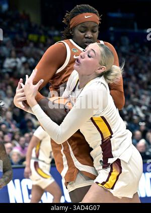 Tampa, Usa. April 2025. South Carolina Stürmer Chloe Kitts (21) kämpft in der ersten Halbzeit mit Texas Stürmer Madison Booker (35) während der Finalrunde des NCAA Women's Basketball Turniers in der Amalie Arena in Tampa, Florida am Freitag, den 4. April 2025 um den Ball. Foto: Steve Nesius/UPI. Quelle: UPI/Alamy Live News Stockfoto