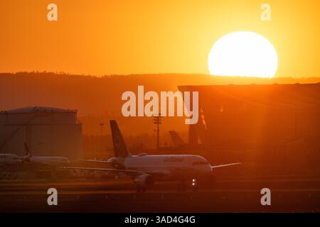 04. April 2025, Hessen, Frankfurt/Main: Ein Lufthansa Passagiertaxis zum Abheben im letzten Abendlicht am Frankfurter Flughafen. Foto: Boris Roessler/dpa Stockfoto