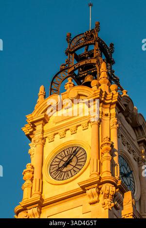 Glockenturm des Rathauses von Valencia, Plaza del Ayuntamiento, Valencia, Spanien. Stockfoto