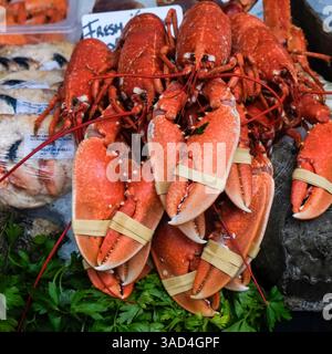 London, England, Großbritannien. Borough Hall Market, frisches Essen, Händler und Markt für Produkte. Frischer Fisch und Meeresfrüchte zum Verkauf. Stockfoto