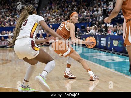 Tampa, Usa. April 2025. Der texanische Garde Ndjakalenga Mwenentanda (32) wird in der zweiten Halbzeit von Bree Hall (23) aus South Carolina während der Finalrunde des NCAA Women's Basketball Turniers in der Amalie Arena in Tampa, Florida, bewacht 2025. Foto: Steve Nesius/UPI. Quelle: UPI/Alamy Live News Stockfoto
