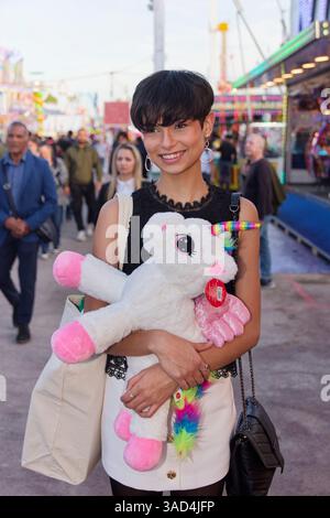 Paris, Frankreich. April 2025. Miss France 2024, Eve Gilles nimmt am 4. April 2025 in Paris, Frankreich, am Einweihungsabend des Foire du Trône zugunsten des Vereins Les Bonnes Fées Teil. Die Foire du Trône findet vom 4. April bis 9. Juni 2025 auf dem Rasen von Reuilly in Paris statt. Quelle: Bernard Menigault/Alamy Live News Stockfoto