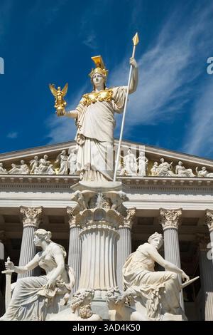 Wien, Österreich. Wunderschönes Parlamentsgebäude in Wien. Athena Brunnen Stockfoto