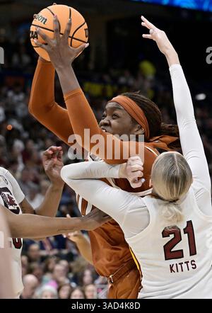 Tampa, Usa. April 2025. Der Texas-Stürmer Kyla Oldacre (00) kämpft in der zweiten Halbzeit mit Chloe Kitts aus South Carolina (21) während der Finalrunde des NCAA Women's Basketball Turniers in der Amalie Arena in Tampa, Florida am Freitag, den 4. April 2025 um den Ball. Foto: Steve Nesius/UPI. Quelle: UPI/Alamy Live News Stockfoto