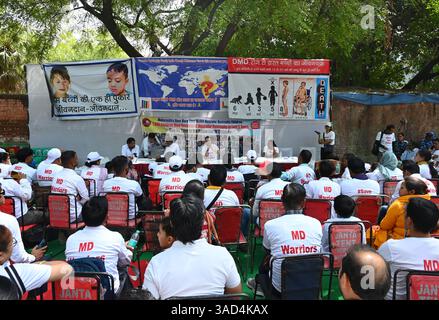 Neu-Delhi, Indien. April 2025. NEW DELHI, INDIEN - 4. APRIL: Eltern von Kindern, die von Duchenne Muskeldystrophie (DMD) und Muskeldystrophie (MD) betroffen sind, fordern am 4. April 2025 in Neu-Delhi, Indien, dringenden Zugang zu lebensrettenden Medikamenten. Die Demonstration zeigte die düstere Situation indischer DMD-Patienten, die aufgrund ihrer exorbitanten Kosten keinen Zugang zu kritischen Behandlungen haben. (Foto: Vipin Kumar/Hindustan Times/SIPA USA) Credit: SIPA USA/Alamy Live News Credit: SIPA USA/Alamy Live News Stockfoto