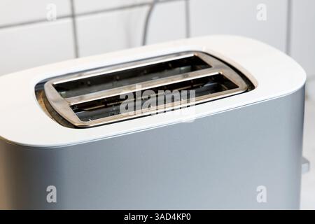 Toaster mit zwei gerösteten Brotstücken. Hochwertige Fotos Stockfoto