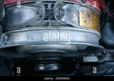 Motorseriennummer bei Porsche 911 SC. Motorblock mit eingeprägter Seriennummer. Klassischer Sportwagen, der von 1978 bis 1983 in Deutschland hergestellt wurde. Wählen Sie Stockfoto